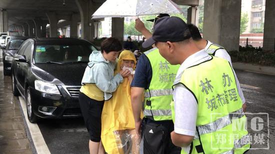 发现磕伤女子的下巴磕伤一直流血，队员王建民掏出餐巾纸递给女子按住伤口。