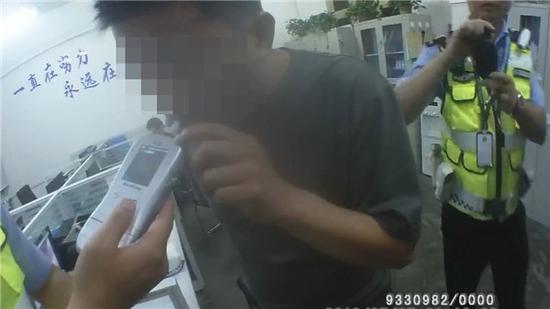 新密俩司机中午喝酒感觉没事 晚上驾车被查出