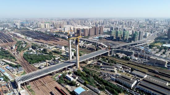 9月7日无人机拍摄的郑北大桥钢梁顶推施工现场。