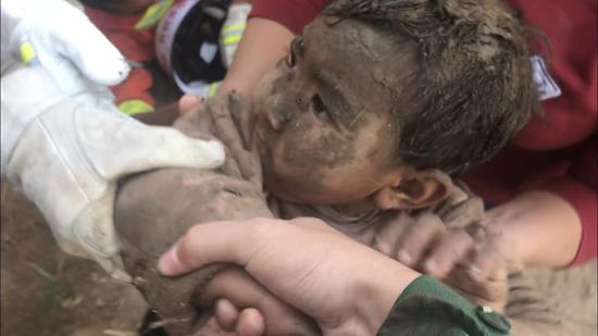 （被救出的女童滿臉泥水）