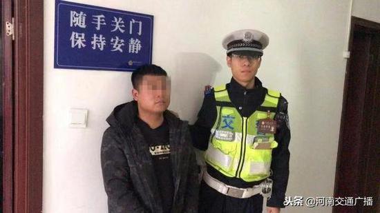 窃贼早班公交车上伸手行窃,2名交警上车亲自擒拿蟊贼
