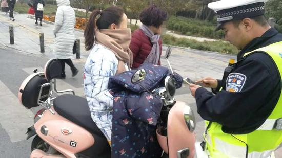 小细节暗藏大隐患 郑州交警严查电动车违规载