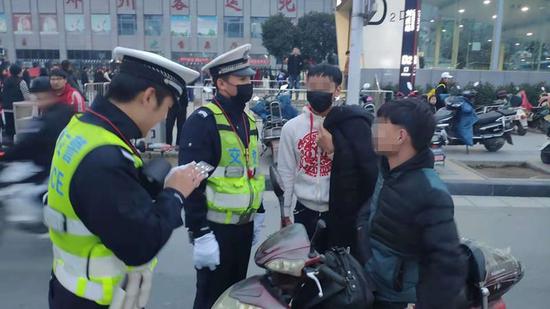 小细节暗藏大隐患 郑州交警严查电动车违规载