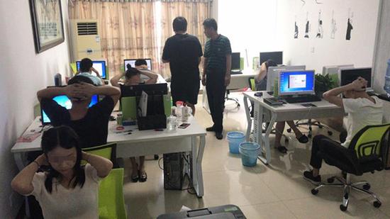 抓捕犯罪嫌疑人現(xiàn)場(chǎng)。掉進(jìn)溫柔陷阱，離異的她損失兩萬(wàn)多