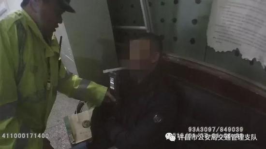 许昌醉酒司机试图闯卡无效 吹气耍心机接连7次失败 许昌醉酒司机试图闯卡无效 吹气耍心机接连7次失败