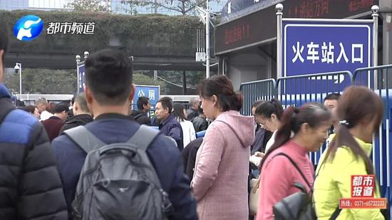 廣州火車站 許多河南老鄉一早排隊準備返鄉