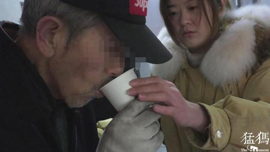 （1月30日，在西三環(huán)隴海路快速公交站內，一位88歲迷路老人接受救助。）