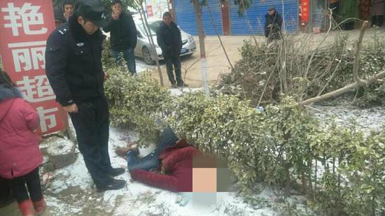 西华男子过量饮酒醉卧雪地呼呼大睡 民警及时救助 西华男子过量饮酒醉卧雪地呼呼大睡 民警及时救助