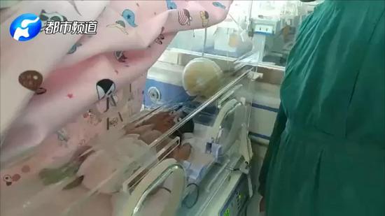 直到醫生將孩子清洗完畢,