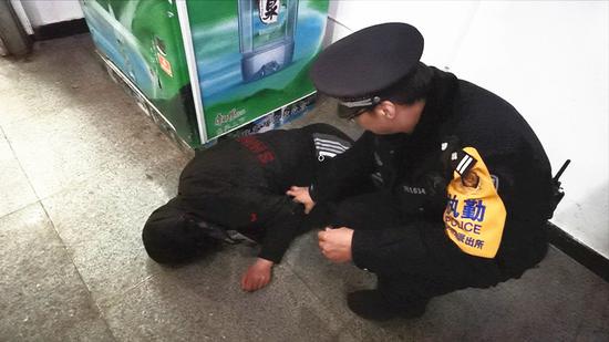 郑州男子躺候车厅地上怎么叫都不醒 竟是因为这 郑州男子躺候车厅地上怎么叫都不醒 竟是因为这