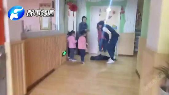 李中洲一边让?#40092;?#25320;打120