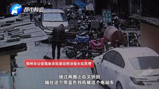 只见这名遛狗男子,