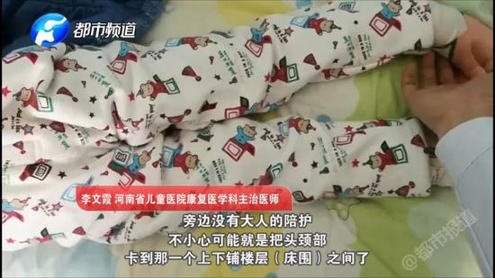 妞妞在床上玩兒的時候