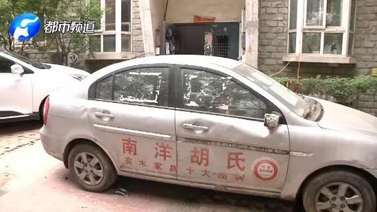 （↑一楼业主堵在单元门的汽车）