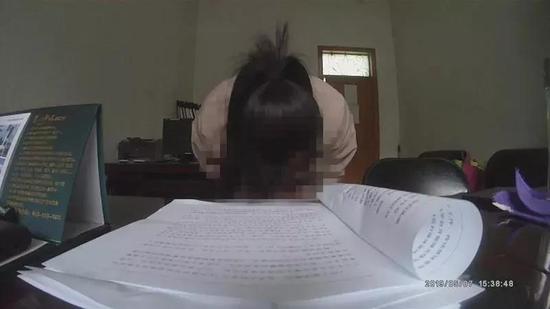 让你还嚣张 上街一女子因辱骂交警被查! 让你还嚣张 上街一女子因辱骂交警被查!