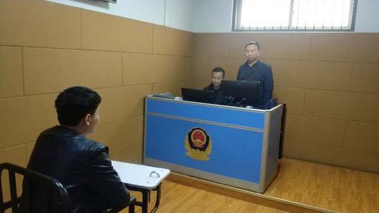民警经过审讯得知：胡某，男，29岁，中专文化，河北省邯郸市人，无业。