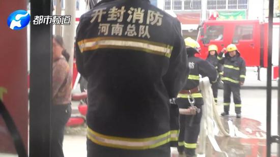半小时后大火终于被控制，在三楼楼顶的一角消防员终于见到了被困的父子两人。