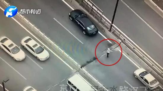 為防止火勢進(jìn)一步擴(kuò)大,造成更大的損失,楚高樂又向路過的司機(jī)借來了滅火器。