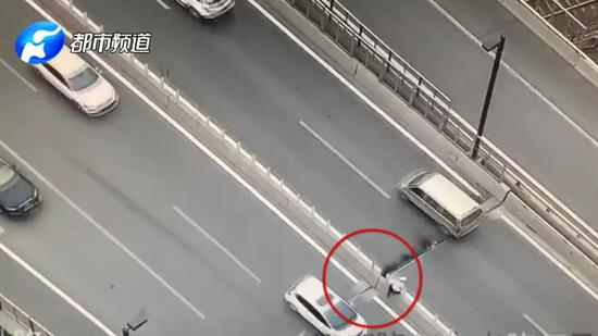 28號下午3點多,鄭州京廣快速路金水路立交橋上,橋面接縫處突然起火!