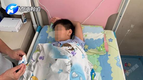 腸道8處穿孔 內(nèi)藏18枚異物