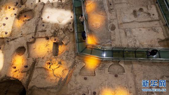  11月25日，河南省寶豐縣，觀眾正在參觀清涼寺汝官窯遺址展示館。