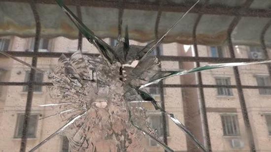 阳台窗户上惊现俩“弹孔” 郑州居民：别拿人命闹着玩