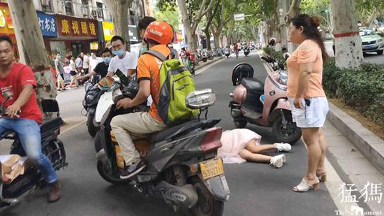 郑州：小电电撞伤女子后提速“闪人” 跑腿小哥见义勇为脱岗“追逃”