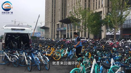郑州共享单车铺满路面影响通行 交警:将加大处罚力度