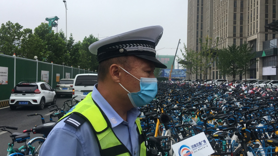 郑州共享单车铺满路面影响通行 交警:将加大处罚力度