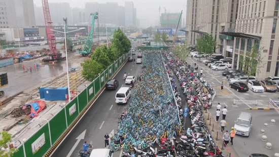 郑州共享单车铺满路面影响通行 交警:将加大处罚力度