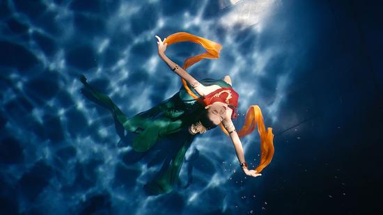 演员在演绎水下飞天舞蹈《洛神水赋》（河南广播电视台提供）。新华社发