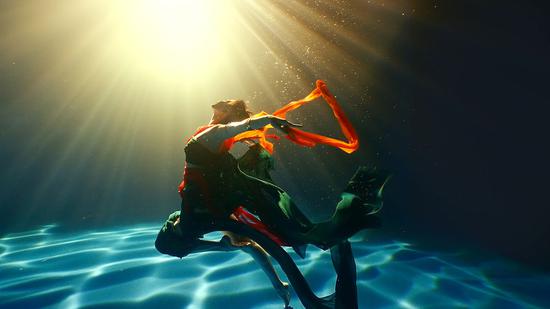 演员在演绎水下飞天舞蹈《洛神水赋》（河南广播电视台提供）。新华社发