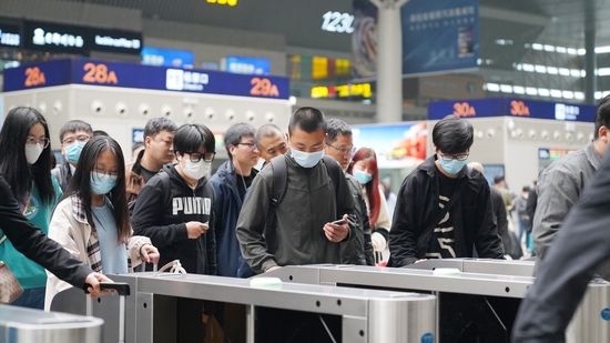 客流高峰持续 五一假期首日郑州铁路预计发送旅客83.2万人