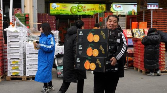 郑州“菜篮子”保供稳价 万邦市场商户加大蔬菜储备