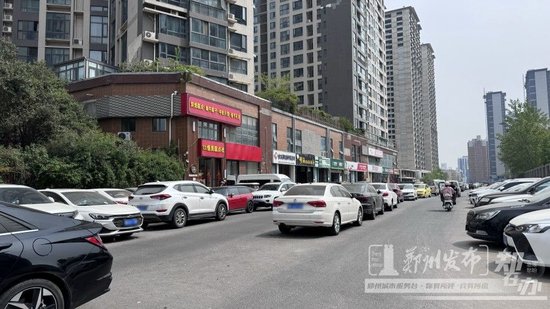 徐寨路上百辆车乱停放 把道路当成了“停车场”