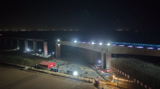 平漯周高铁首个近万吨“巨梁”成功转体 为全线贯通奠定坚实基础