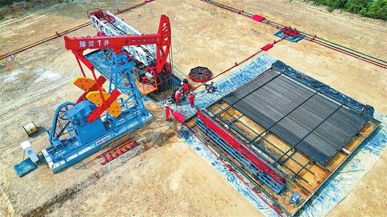 三门峡盆地大型油田试油现场。 本报记者 聂冬晗 摄