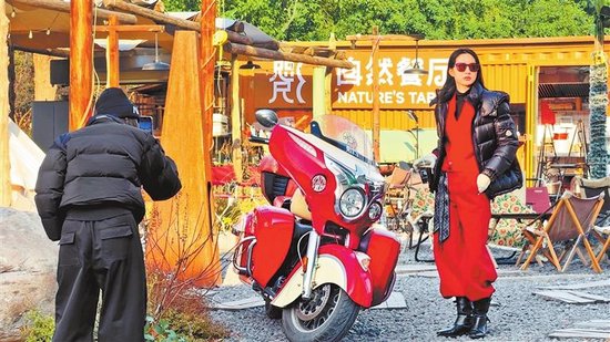 park park街区凭借特色场景吸引众多年轻人到此拍照打卡。本报记者 康亚飞 摄