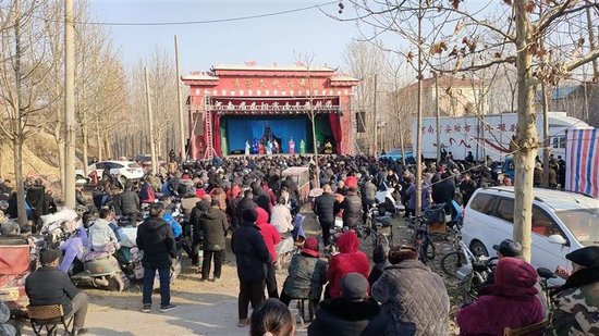 上图 1月6日，滑县白道口镇李营村中心广场上，安阳市青年豫剧团正在演出。本报记者 李琳 杨之甜 摄
