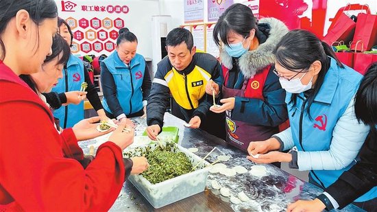郑州高新区总工会在工会驿站开展“冬至暖‘新’·工会有爱”主题活动，为新就业形态劳动者包水饺。　孟冉　摄