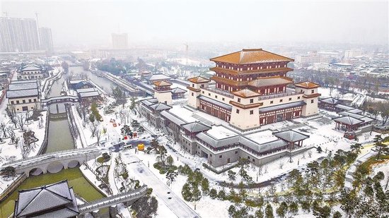 图① 雪后的南阳医圣文化园。 张峰 摄