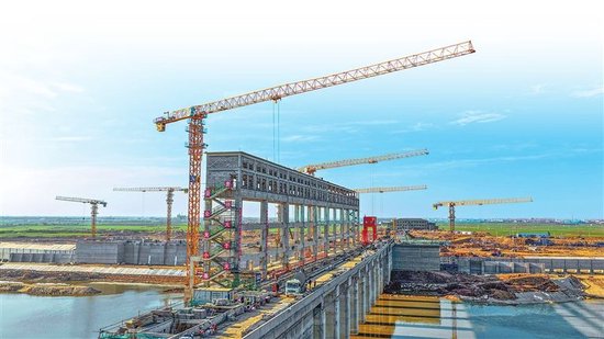 2月1日，唐河县航运郭滩枢纽码头一期项目现场，机器轰鸣，一派繁忙景象。南阳市新野水台子枢纽、王庄港区和唐河郭滩枢纽、郭滩大桥等项目正加紧施工。崔培林 张峰 摄