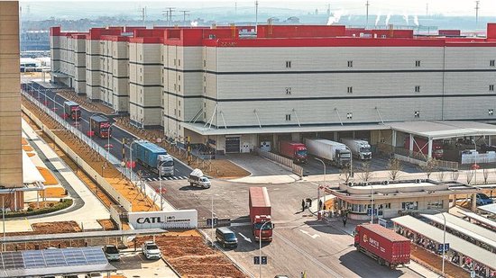 2月24日，洛阳市伊滨区，宁德时代洛阳基地一期项目门前运输车辆往来穿梭，一批批动力电池装车发运，供应小米、理想、蔚来等多家新能源车企，现场一派繁忙景象。 倪睿 摄