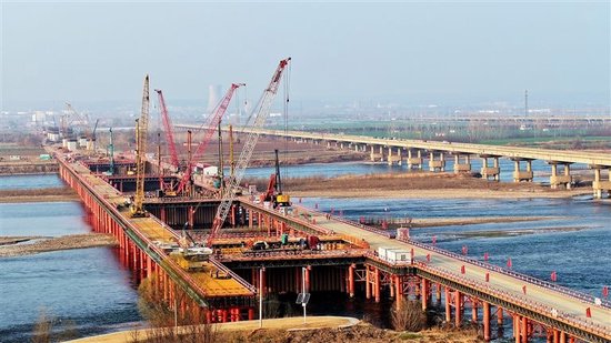 2月24日，位于洛阳市孟津区的焦洛平高铁黄河公铁特大桥建设现场，吊塔林立，机械轰鸣，工人们正全力赶工期。焦洛平高铁是国家“八纵八横”高铁网呼南通道的重要组成部分，也是河南“米”字形高铁网向西延伸的骨干工程，建成后对推动中部地区崛起具有重要意义。 郑占波 李玑 摄
