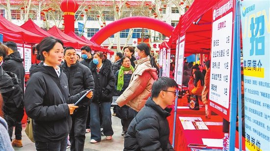 2月25日，南阳市卧龙区2026年“春风行动暨就业援助季”大型现场招聘会吸引了春节返乡人员、高校毕业生和城乡众多求职者寻找合适的工作岗位。 王小军 摄