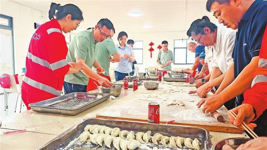 2026年2月17日，农历大年初一，身处非洲的河南国际几内亚港口公司员工们一起动手包饺子、办活动，庆祝春节。　王栋元　摄
