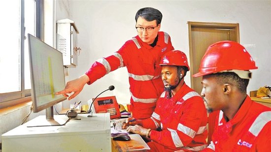 2026年1月18日，河南国际几内亚港口公司员工教当地员工使用软件。　本报全媒体记者　王亚鸽　崔超　摄