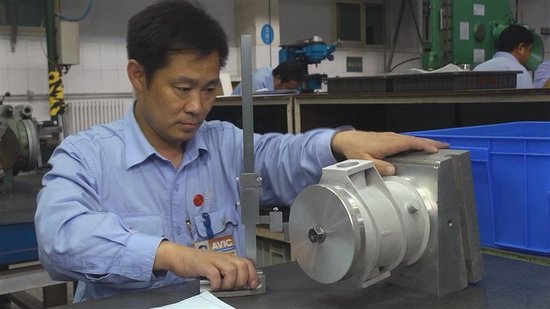 孟祥忠在加工产品。 受访者供图