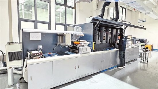 鼎丰纸品主要给蜜雪冰城、瑞幸等提供杯贴。