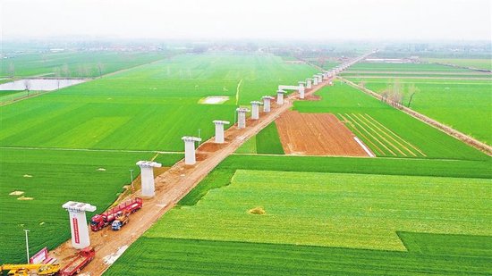 周口中心港集疏运铁路项目桥梁工程总体进度已完成85%。　本报全媒体记者 郭北晨 摄